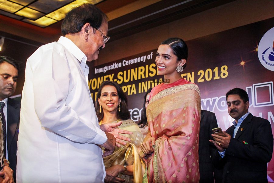 Deepika Padukone & Family Attend Prakash Padukone's Award Ceremony In Delhi