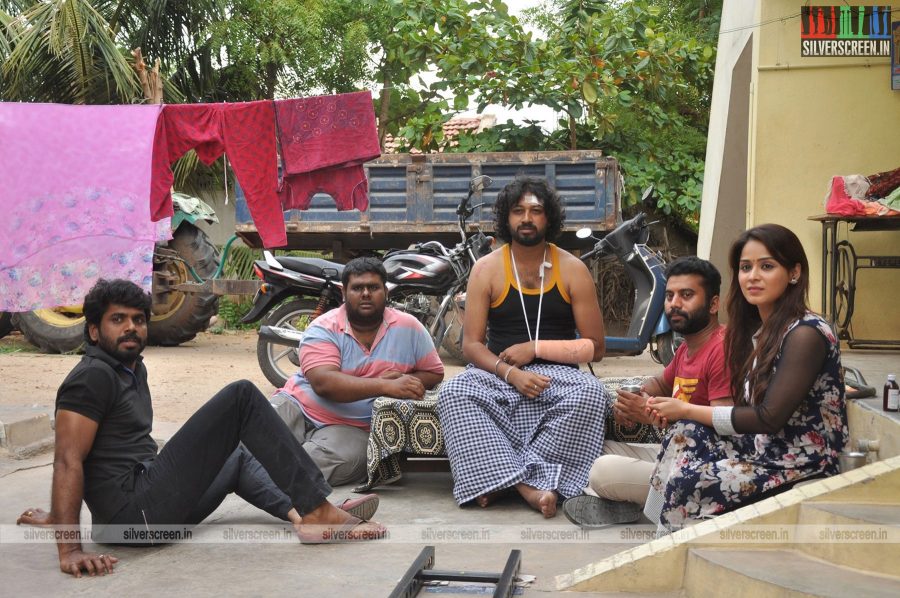 Tea Kadai Bench Movie Stills Starring Ramakrishnan and Tharushi