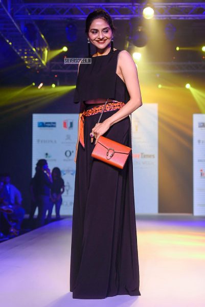 Madhoo Walk The Ramp At The Bombay Times Fashion Week