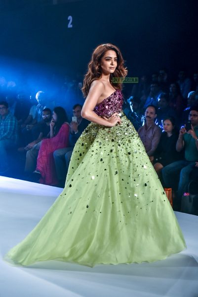 Surveen Chawla Walk The Ramp At The Bombay Times Fashion Week