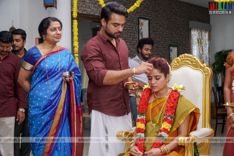 Abhiyum Anuvum Movie Stills Starring Tovino Thomas and Piaa Bajpai