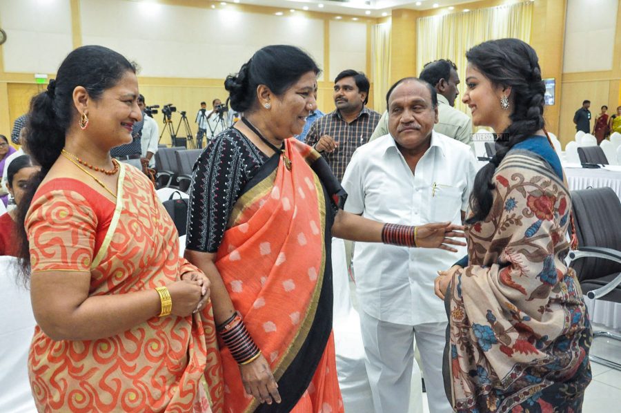 Andhra CM Chandrababu Naidu Felicitates Keerthy Suresh & Mahanati Team