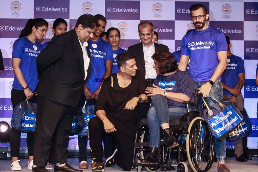 Akshay Kumar Meets The Indian Athletes Going For The Asian Games 2018