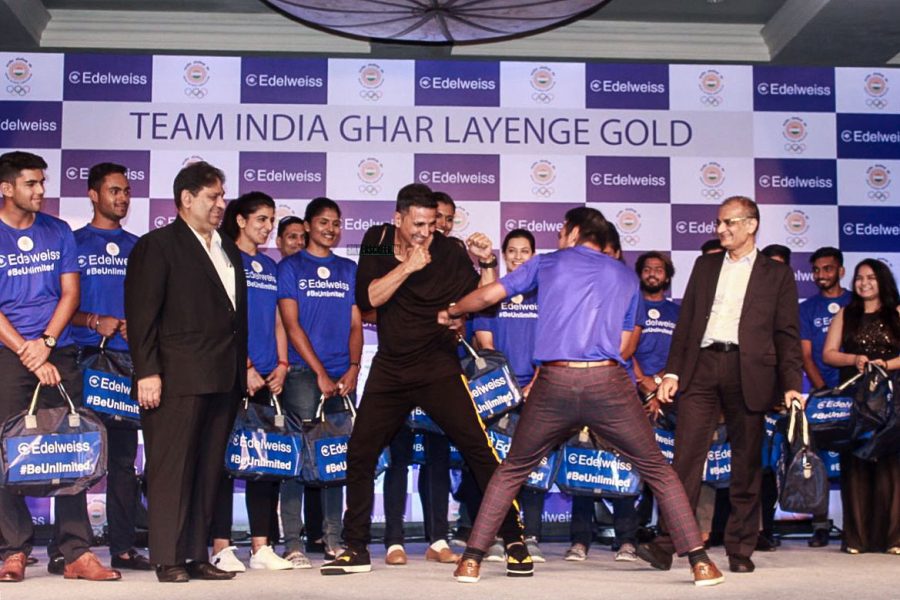 Akshay Kumar Meets The Indian Athletes Going For The Asian Games 2018