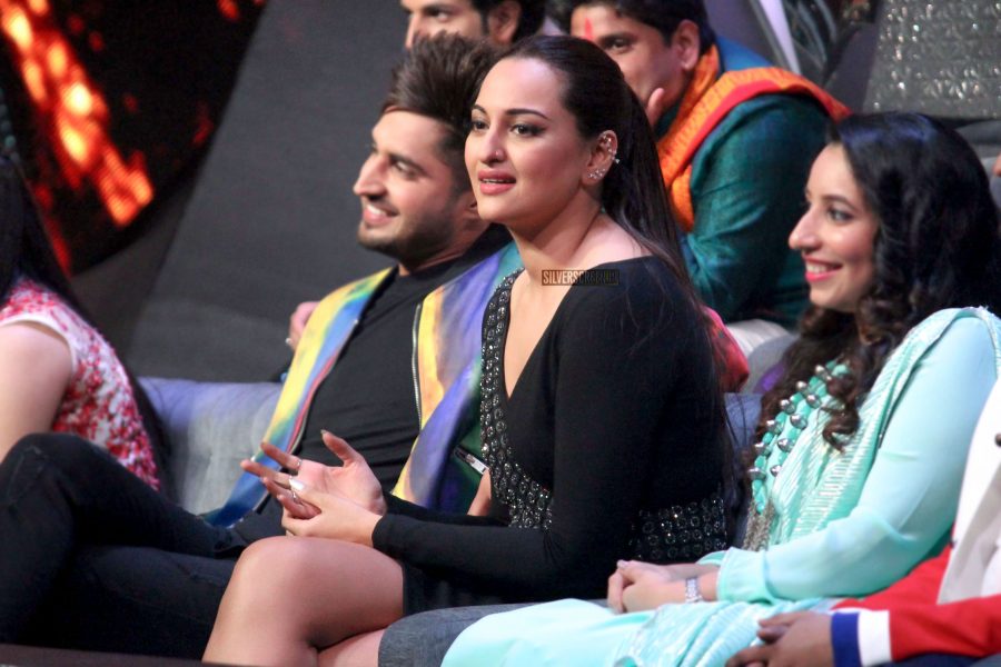 Sonakshi Sinha Promotes Happy Bhaag Jayegi Returns On The Sets Of Indian Idol