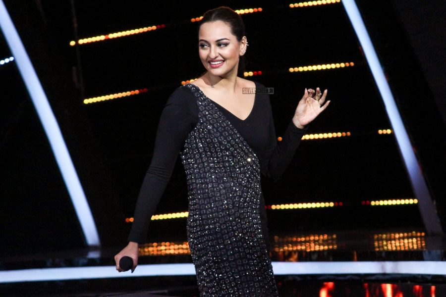 Sonakshi Sinha Promotes Happy Bhaag Jayegi Returns On The Sets Of Indian Idol