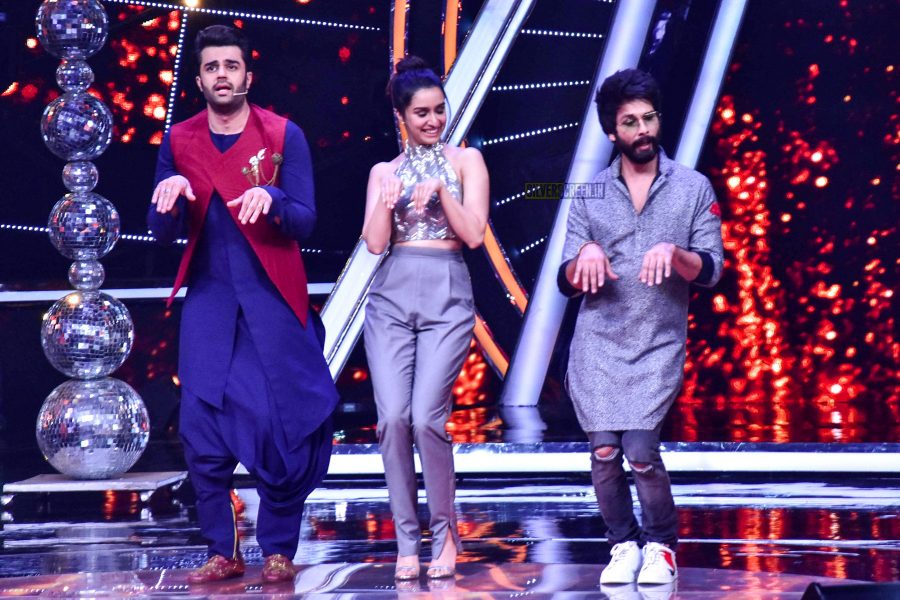 Shahid Kapoor, Shraddha Kapoor Promote Batti Gul Meter Chalu On The Sets Of Indian Idol