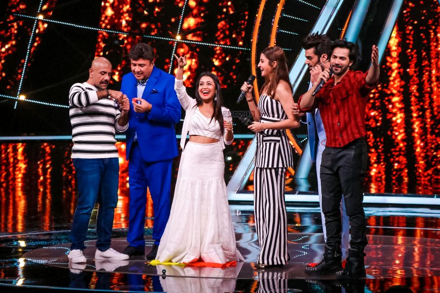 Varun Dhawan, Anushka Sharma Promote Sui Dhaaga On The Sets Of Indian Idol 10