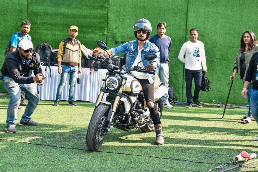 Shahid Kapoor Witnesses A Guinness World Record Attempt By 5000 Kids