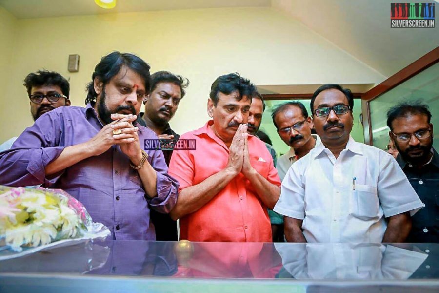 Ramesh Khanna, Vikraman Pay Respect To Director J Mahendran