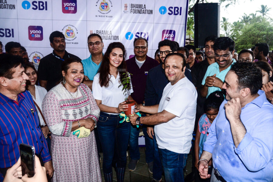 Esha Guta At A Clean Up Campaign In Mumbai