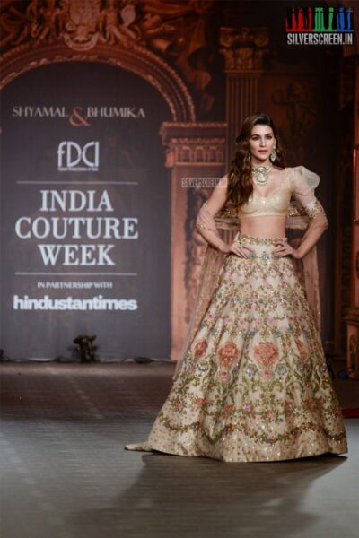 Kriti Sanon Walks The Ramp For Shyamal And Bhumika At India Couture Week