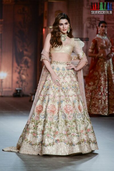 Kriti Sanon Walks The Ramp For Shyamal And Bhumika At India Couture Week