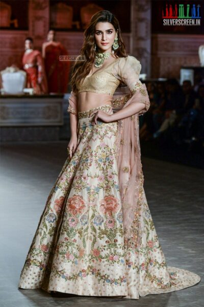 Kriti Sanon Walks The Ramp For Shyamal And Bhumika At India Couture Week