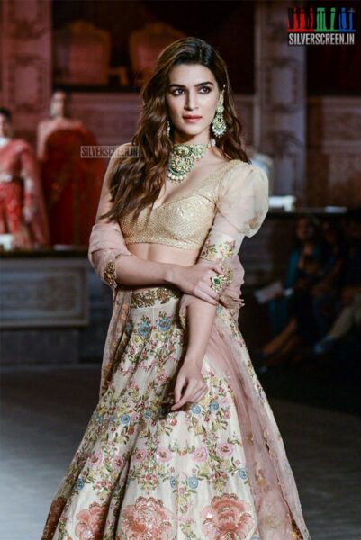 Kriti Sanon Walks The Ramp For Shyamal And Bhumika At India Couture Week