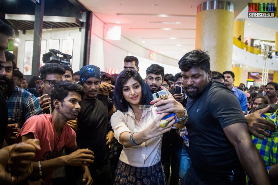 Oviya At VR Weekends In Aid Of The Fight Against Hunger