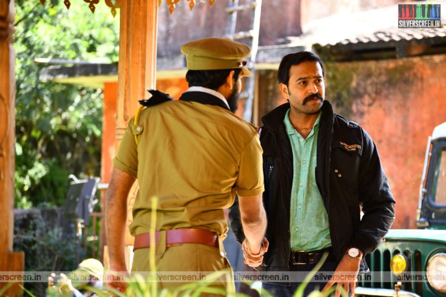 Thadayam Mudhal Adhyayam Movie Stills Starring Linga