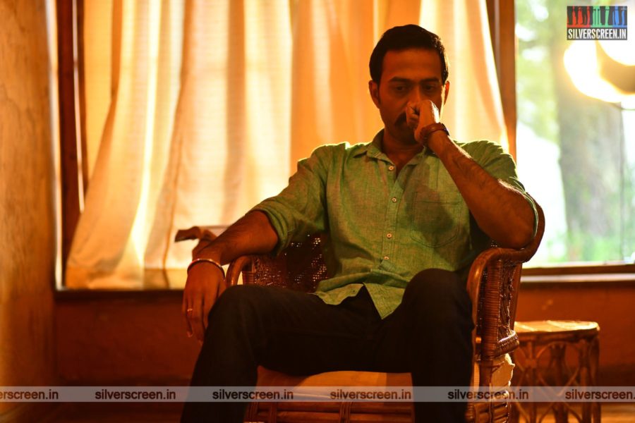 Thadayam Mudhal Adhyayam Movie Stills Starring Linga