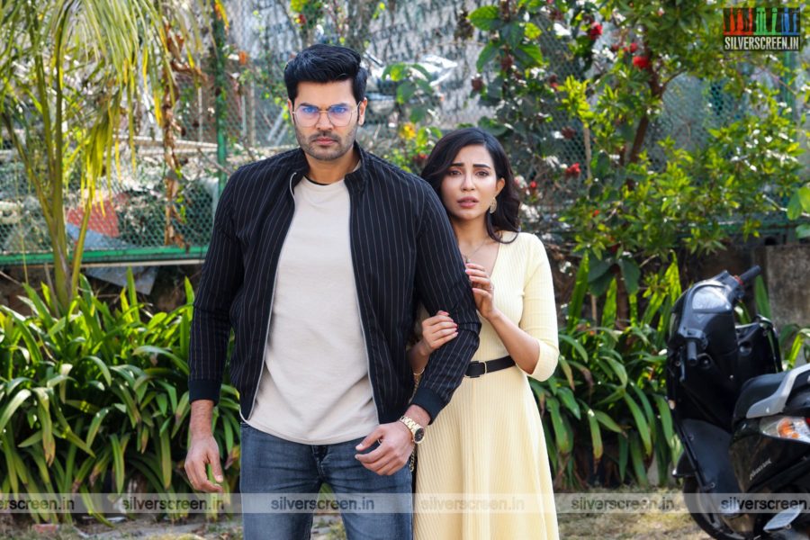 Un Paarvaiyil Movie Stills Starring Ganesh Venkatraman, Parvati Nair