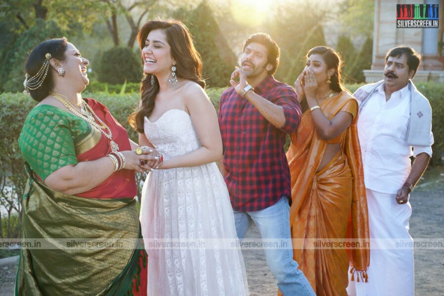 Stills of Actress Raashi Khanna and Actor Arya from the movie Aranmanai 3